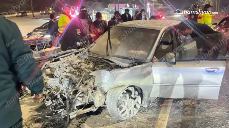 Երևանում մեքենան բախվել է էլեկտրասյանը, ապա ճանապարհի եզրաքարերին, կա 3 տուժած