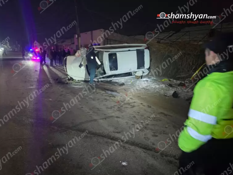 Երևան-Արտաշատ ճանապարհին «Volvo»-ն դուրս է եկել երթևեկելի գոտուց, բախվել բետոնե էլեկտրասյանը, կոտրել այն և կողաշրջվել