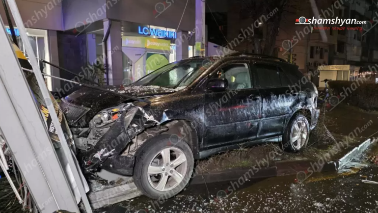 Երևանում բախվել են «Kia Optima»-ն ու «Lexus»-ը․ վերջինը կոտրել է գովազդային ցուցանակը