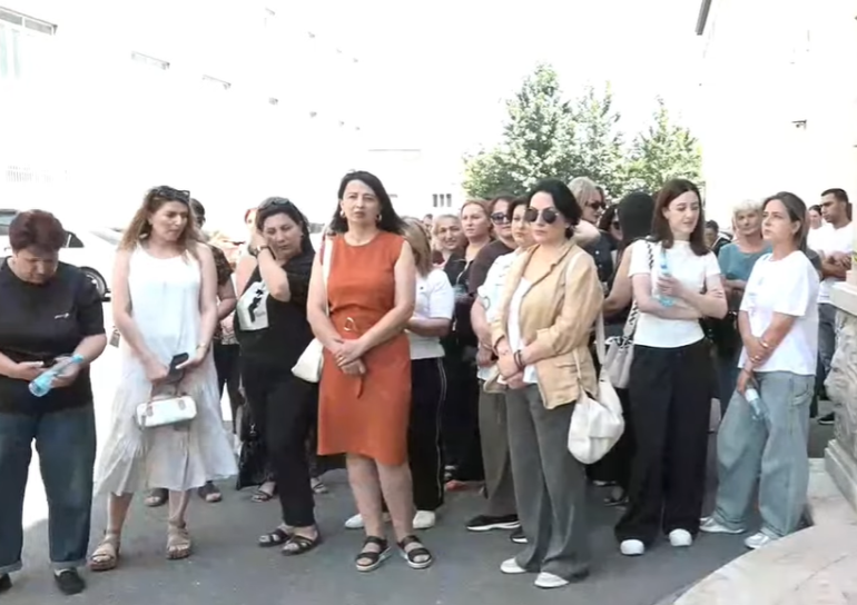 Պահանջում ենք վերաբացել գործարանը, պայքարելու ենք մինչև վերջ. ժողովուրդը քաղաքականությունից պետք է չտուժի. ակցիա՝ «Մուլտի Տաբակ»-ի դիմաց Պահանջում ենք վերաբացել գործարանը, պայքարելու ենք մինչև վերջ. ժողովուրդը քաղաքականությունից պետք է չտուժի. ակցիա՝ «Մուլտի Տաբակ»-ի դիմաց