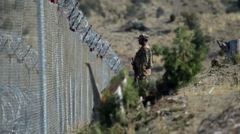 Pakistan launches deadly strikes along Afghan border