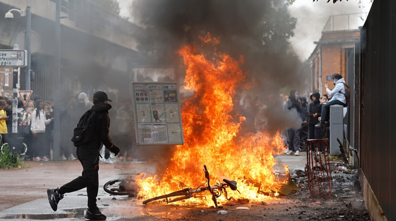 Hundreds detained as student protests across France turn violent Hundreds detained as student protests across France turn violent