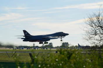 US removes all Air Force bombers from UK base following new threat