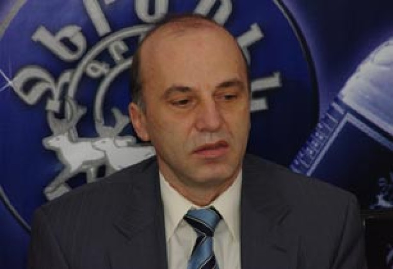 Девальвация драма нанесла двойной удар по обществу – экономист