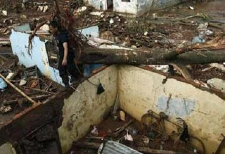 Число жертв прорыва дамбы в Индонезии выросло до 77 человек