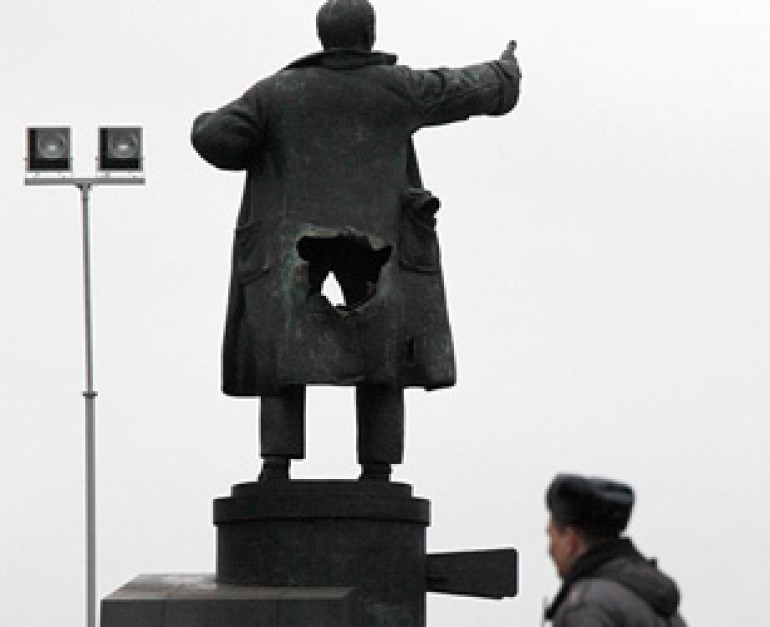 В Петербурге взорван памятник Ленину