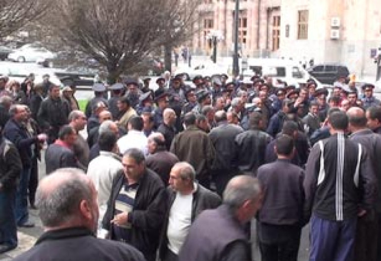 Армянские таксисты продолжают акции протеста в самом сердце столицы