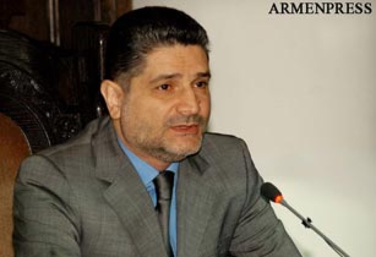 Премьер и министр культуры Армении повздорили из-за зарплат