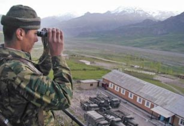 Узбекистан стягивает войска к границе с Киргизией