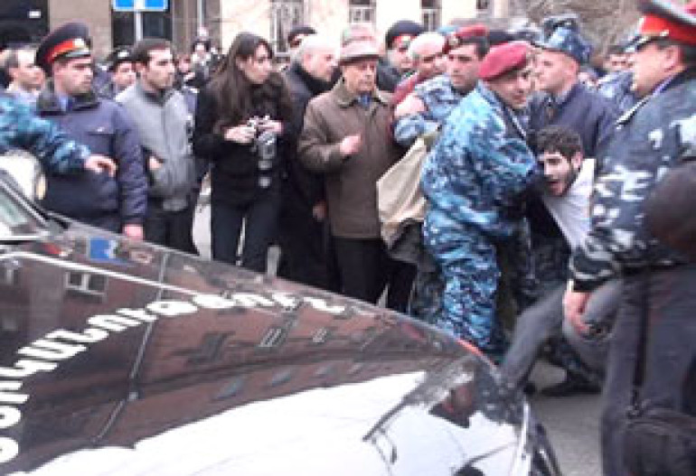 Во время митинга оппозиции произошли стычки митингующих с полицией 