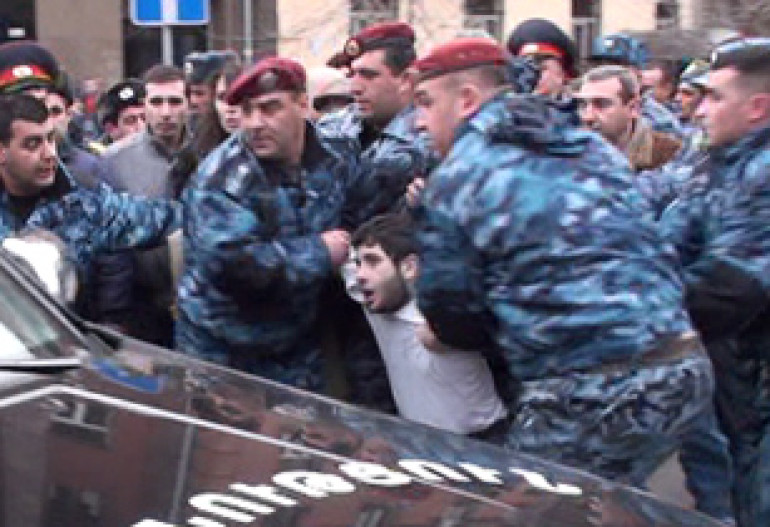 Молодые активисты АНК не явились в полицию... 