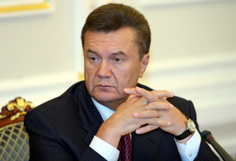 Янукович сократил себе зарплату в 2 раза