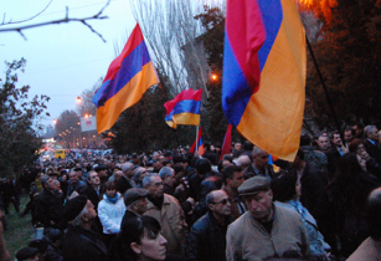 Армянская оппозиция провела многолюдное шествие