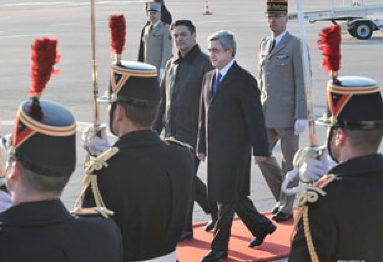 Sargsyan Discusses Armenia-Diaspora Relations with French-Armenian Artist Jansem