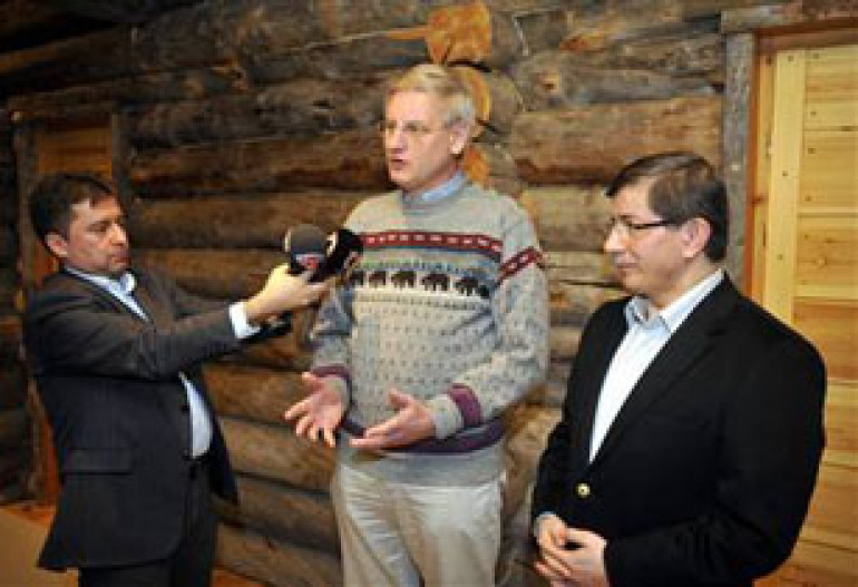 Davutoglu Meets with Swedish Foreign Minister Carl Bildt in Lapland