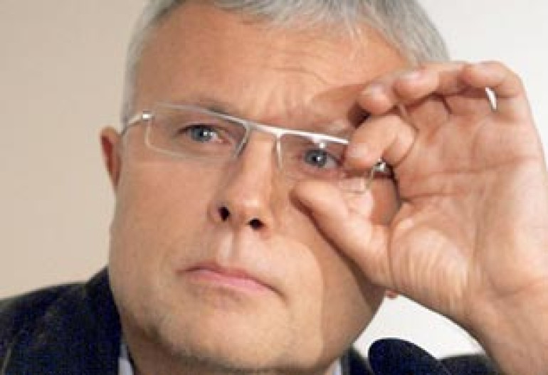Russian Tycoon Buys Struggling British Papers for 1 Pound Sterling
