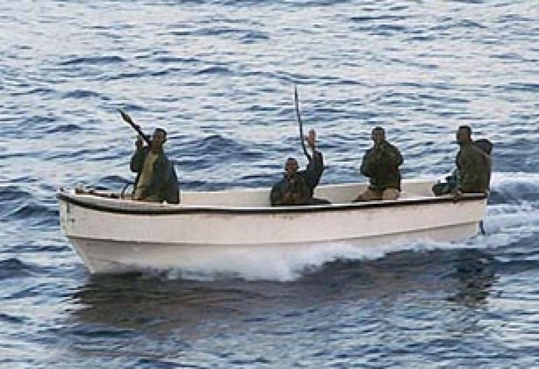 Сомалийские пираты ошибочно напали на военный корабль