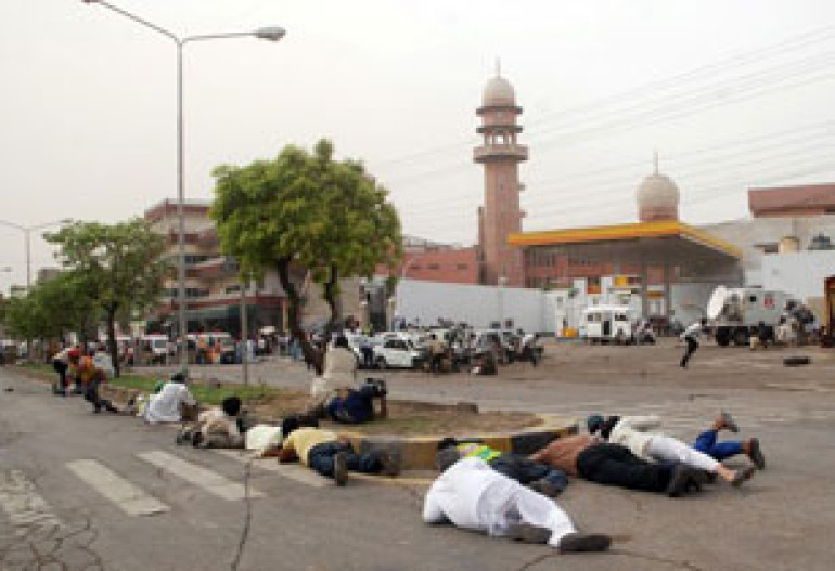Pakistan Mosque Attacks in Lahore Kill Scores
