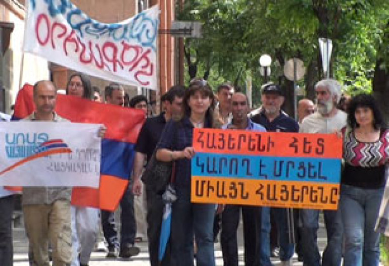 "Language is Not Property Instead of Debt:" Activists Protest against Re-opening Foreign-Language Schools 