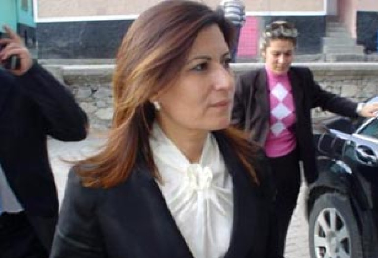 Turkish Education Minister Personally Hands Certificates to Armenian Children 