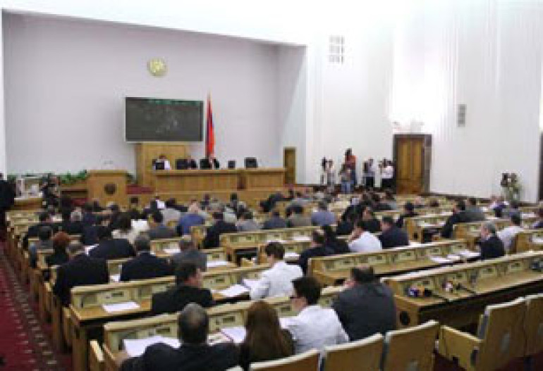 Ажиотаж в парламенте: партия «Наследие» берёт «перерывы», a «Дашнакцутюн» предлагает вести прямую трансляцию
