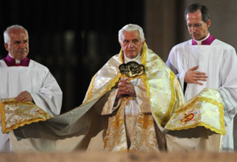 Pope Backs Celibacy as Priests Rally in Rome