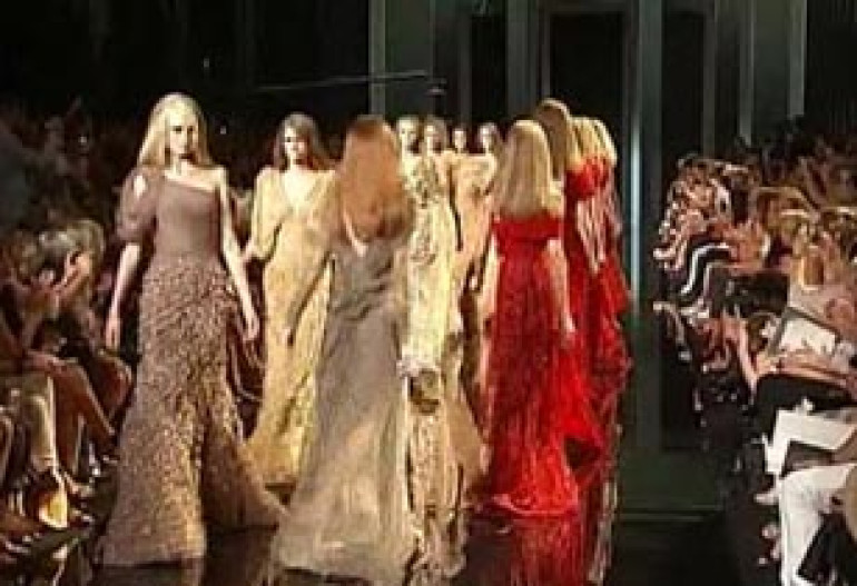На Парижской недели моды манекенщицы падали одна за другой