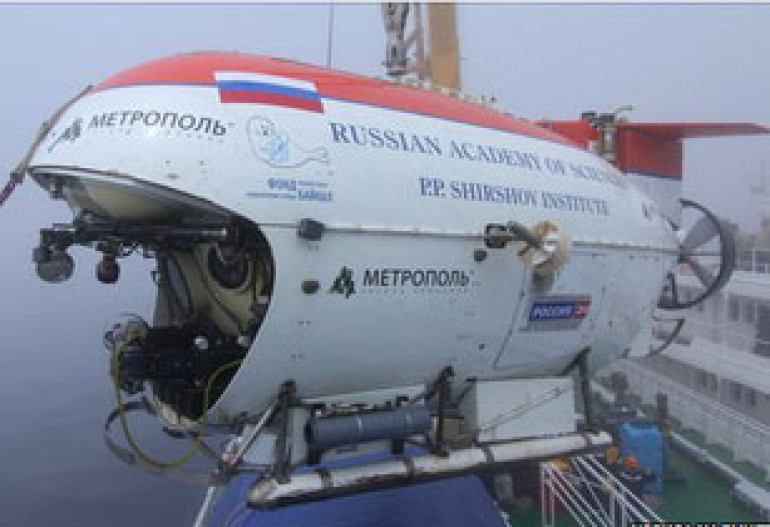 Russian sub 'could stop oil leak' 