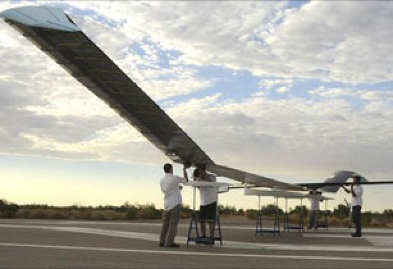 Zephyr solar plane flies 7 days non-stop