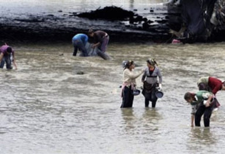 Flood in eastern Turkey kills six from same family