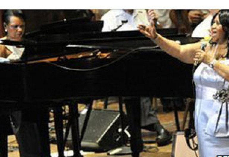 Condoleezza Rice plays with Aretha Franklin for charity