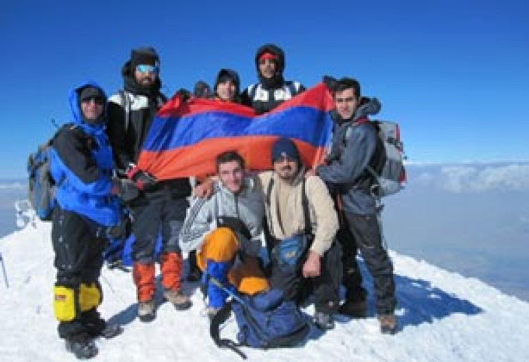 Iranian-Armenians sang patriotic songs on Mountain Ararat 