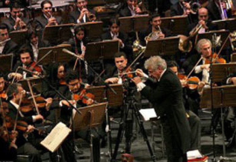 Loris Tjeknavorian to conduct Glendale Symphony