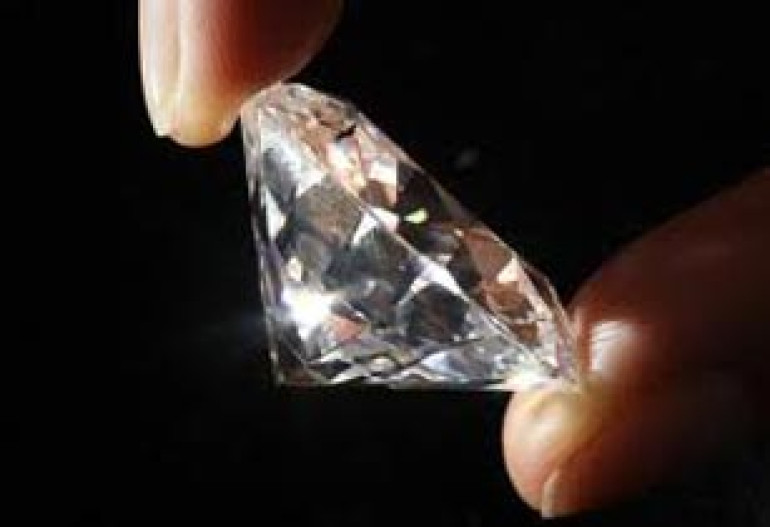 Armenian woman charged with smuggling jewelry 