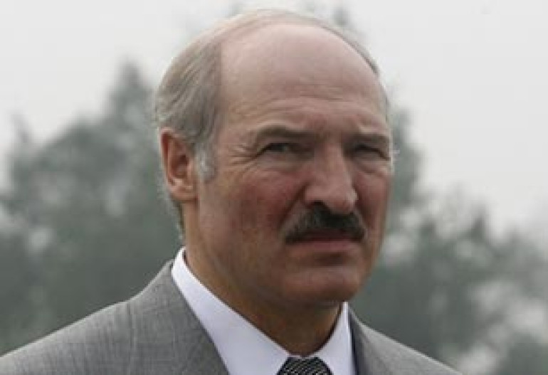 Belarus leader lashes out at Moscow and seeks US ties 