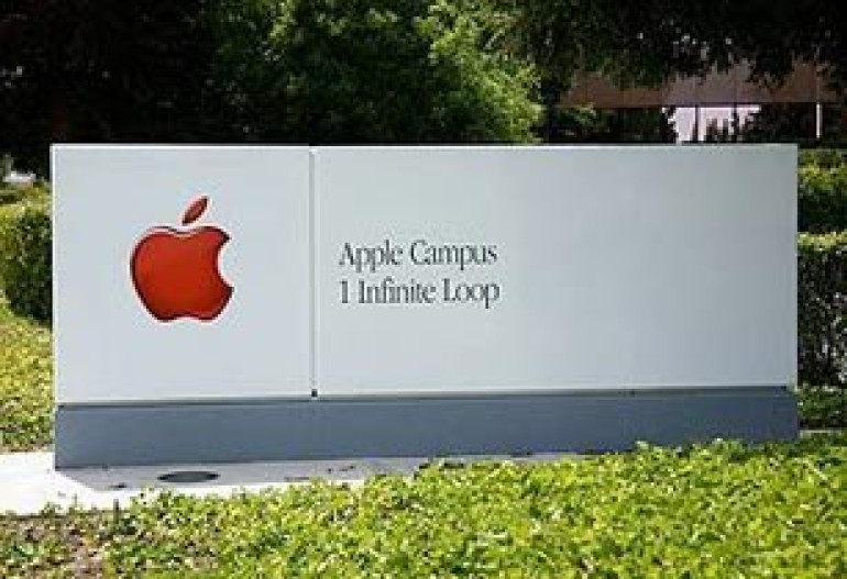 Apple manager charged with taking kickbacks from a supplier