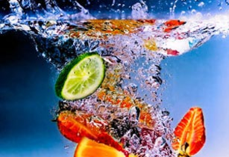 Фрукты и овощи мыть проточной водой, избегать покупки продуктов с улицы