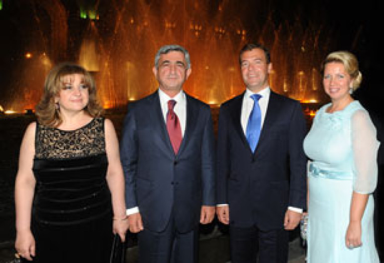 Medvedev and Sargsyan exchanged toasts, walked in Republican Square and listened to Russian classical music 
