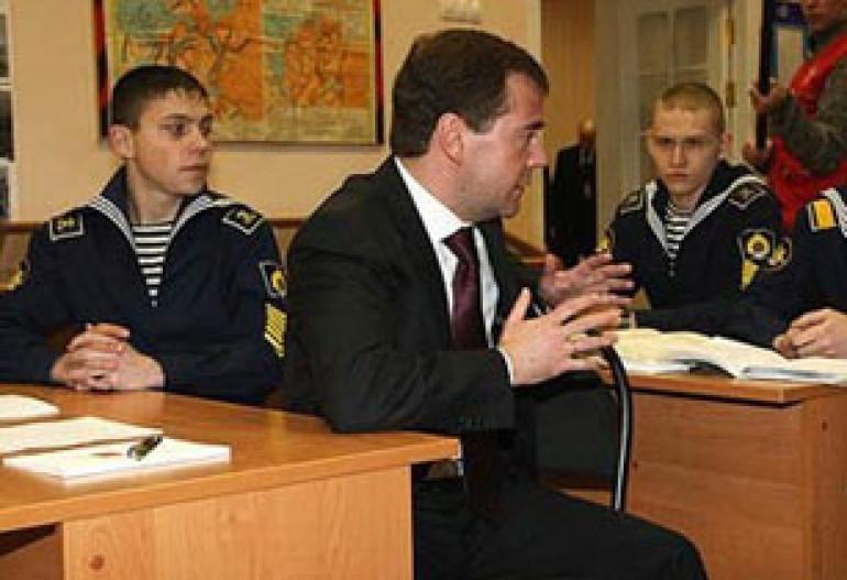 Медведев рассказал о преимуществах компьютера над танком