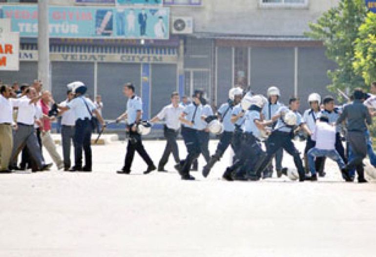 Clashes mar Turkish referendum in several provinces