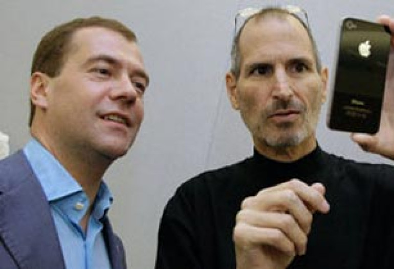 Непонятно даже, где нажимать - Дмитрий Медведев о модели нового телефона