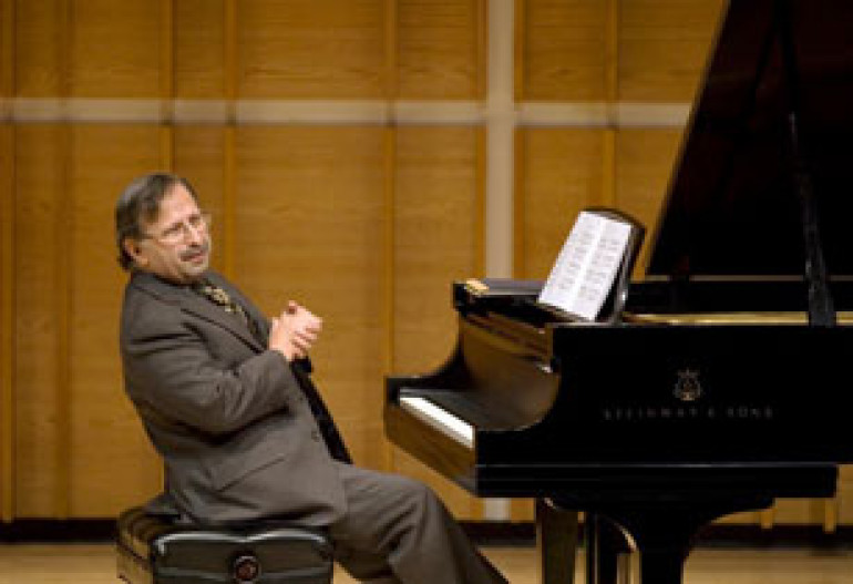 Armenian-American virtuoso Shahan Arzruni gives a concert in Van 