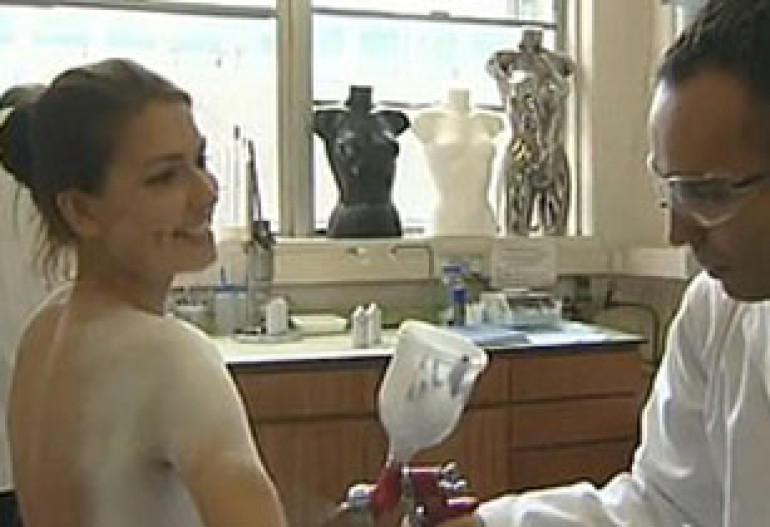 Британцы будут одеваться из баллончика 