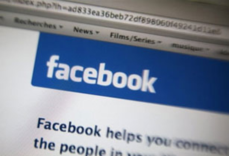 Facebook denies building smartphone