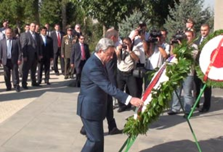 Armenian high-ranking officials paid tribute to freedom fighters in Yerablur 