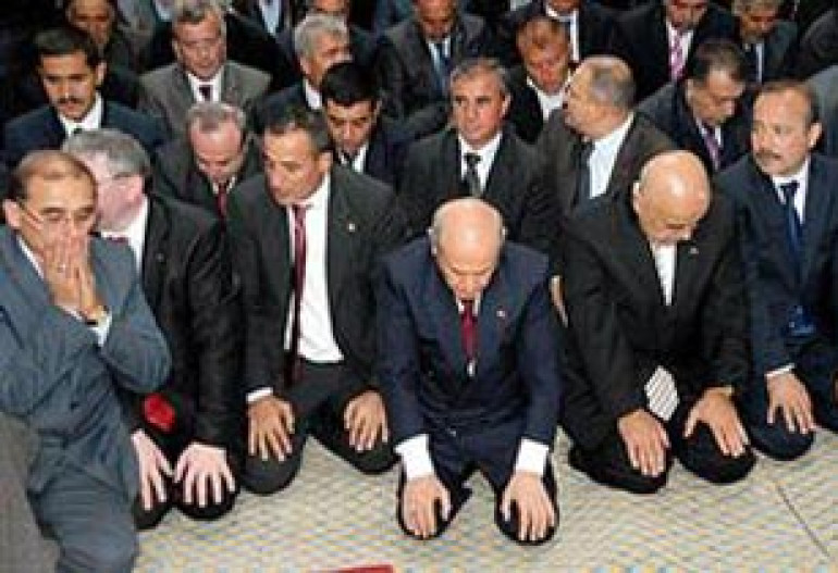 Roaring Turkish mob enters Armenian church and prays namaz (video)