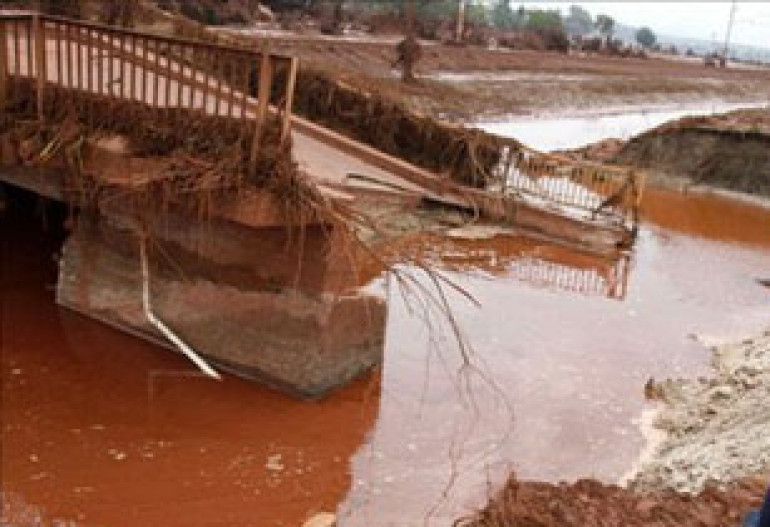 'One year' to clean toxic spill in Hungary