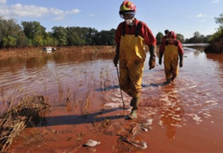 Hungarian chemical sludge spill reaches Danube
