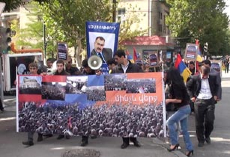 Young HAK marchers bypass Azatutyun Square blocked by police 