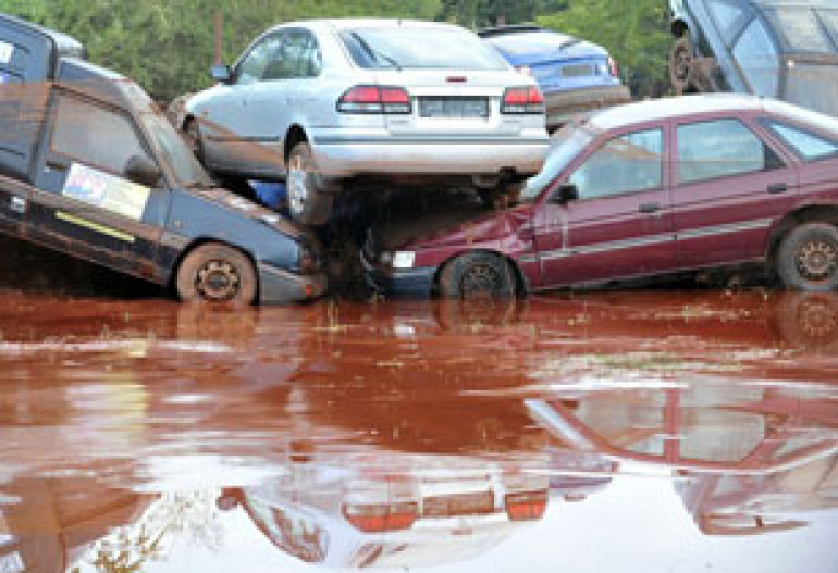 Hungary evacuates town near toxic sludge reservoir 